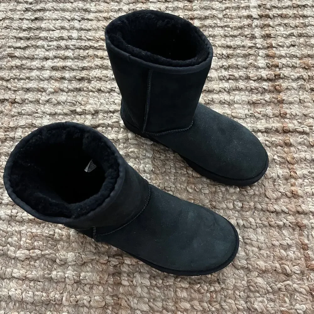 UGG Classic Short II Black Sheepskin Boots Women’s Size 10 1016223 EUC